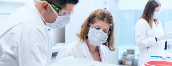 Dvojice lékařů se na něco dívá Dvojice lékařů se na něco dívá