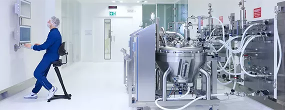 Muž v laboratoři Muž v laboratoři