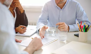 Strategie Diskutující lidé na meetingu