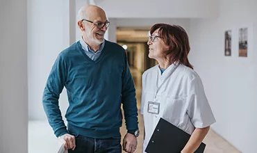 Přístup k lékům Lékařka vmluví k pacientovi na nemocniční chodbě
