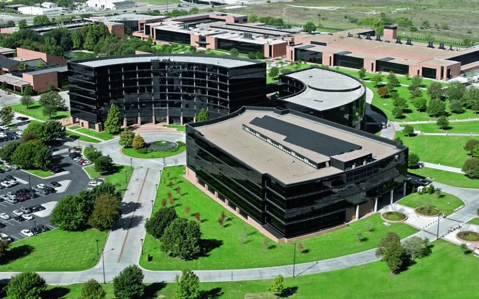 V roce 2010 se Novartis stává světovým lídrem v péči o oči, když získává většinový podíl ve společnosti Alcon, Inc., se sídlem v USA ve Fort Worth v Texasu.